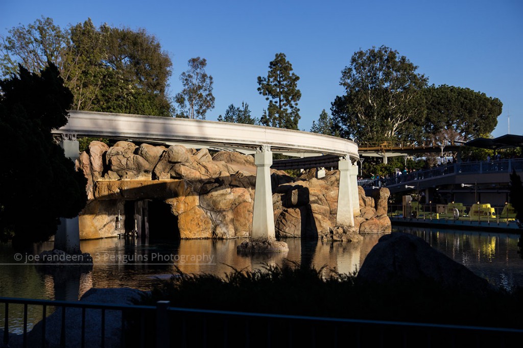 Disneyland_Nemo-monorail-01